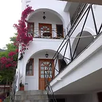 Travlos Apartmanhotel 3*