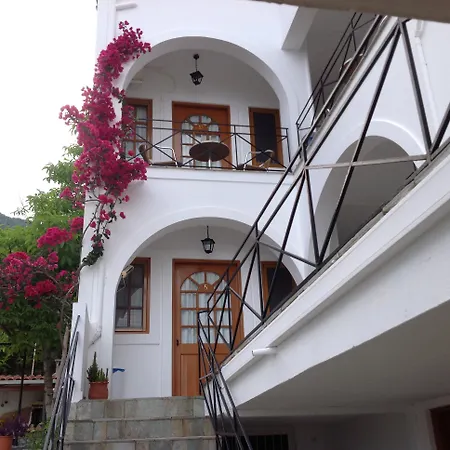 Travlos Aparthotel 3*