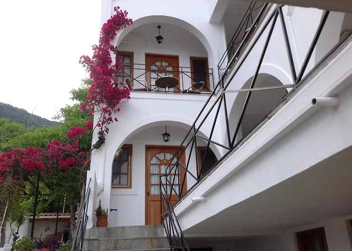 Travlos Aparthotel 3*