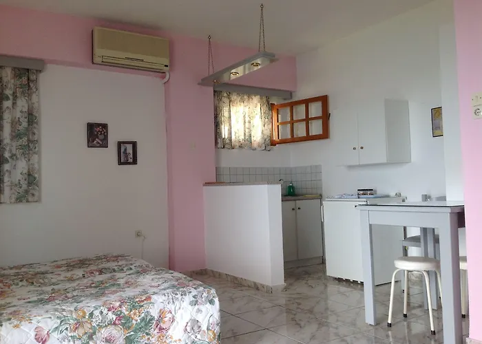 Travlos Aparthotel 3*