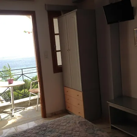 מלון דירות Travlos 3*