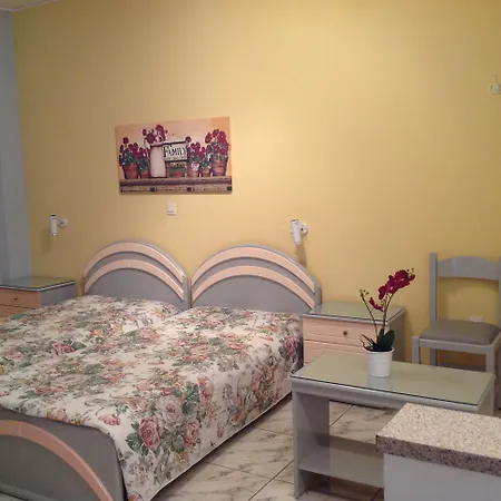 Travlos מלון דירות