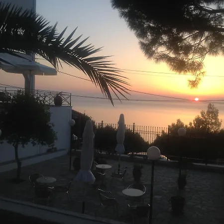 מלון דירות Travlos 3*