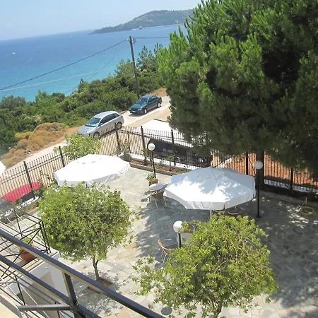 Travlos מלון דירות 3*