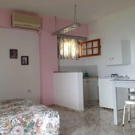 Travlos מלון דירות 3*