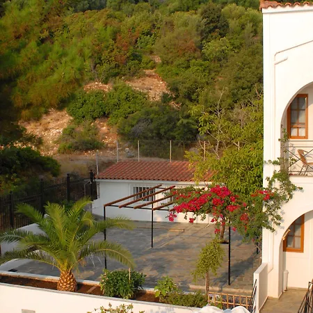 Travlos מלון דירות